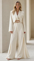 Conjunto de blazer corto y pantalón de pierna ancha.