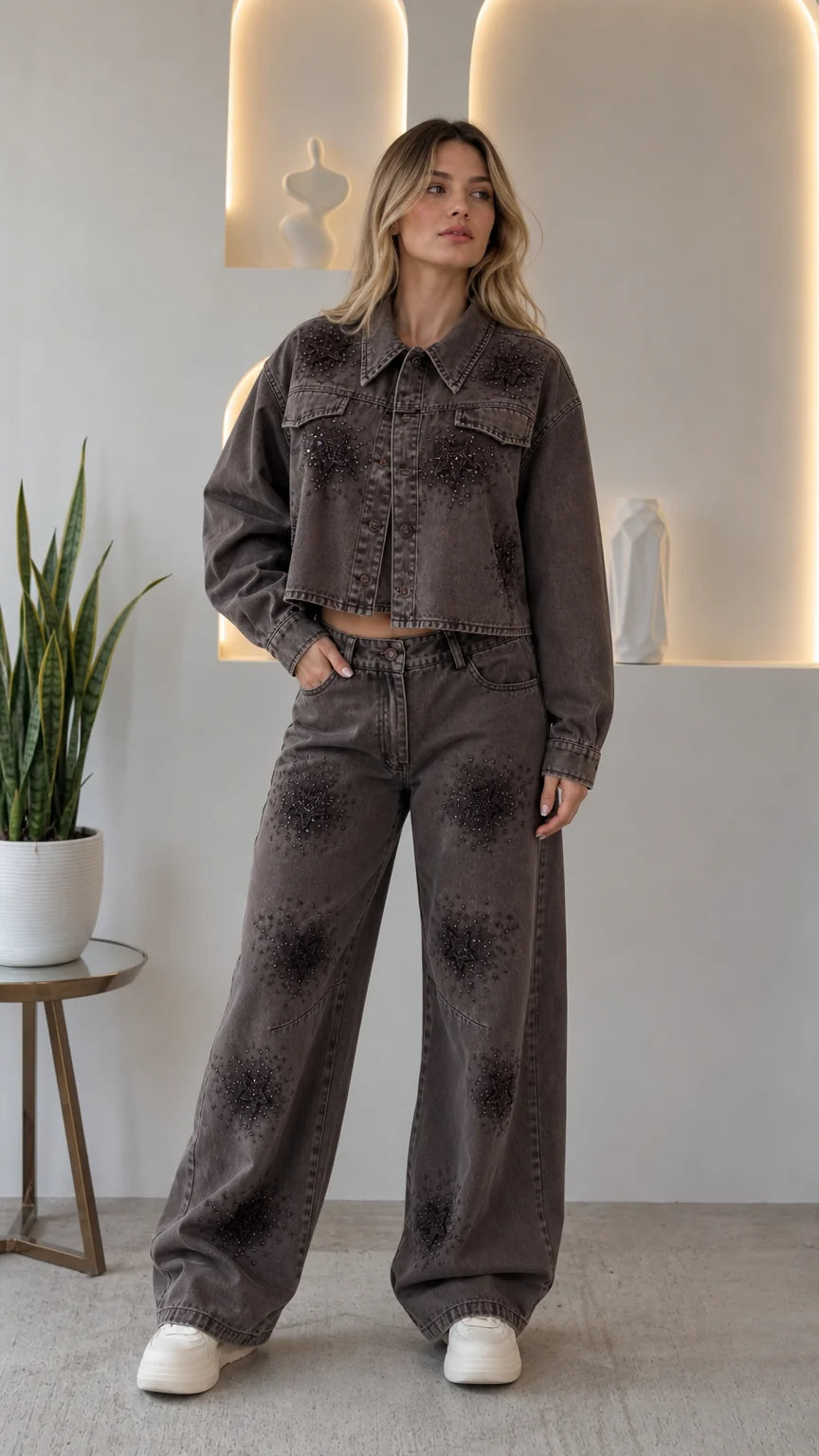 Conjunto vaquero con strass y pantalón de pierna ancha.