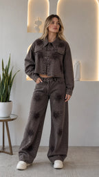 Conjunto vaquero con strass y pantalón de pierna ancha.