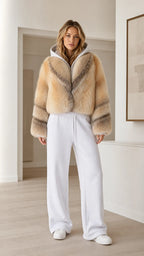 Chaqueta corta de pelo sintético con capucha