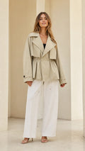 Chaqueta trench corta con cordón en la cintura