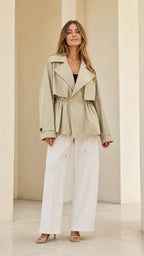 Chaqueta trench corta con cordón en la cintura