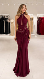 Vestido de noche sirena con cuello halter y pedrería
