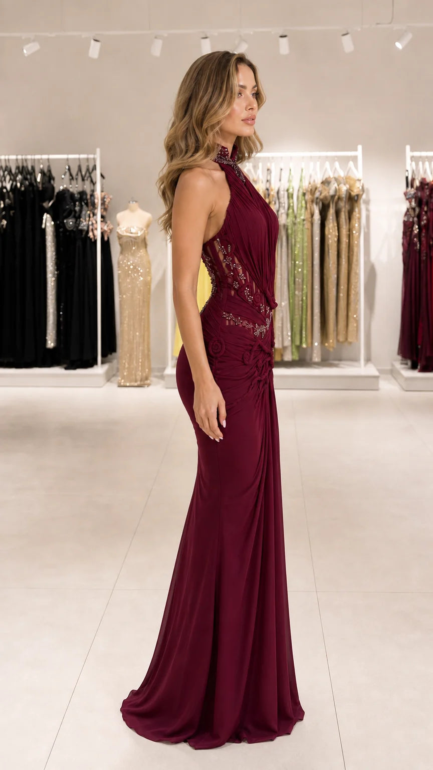 Vestido de noche sirena con cuello halter y pedrería