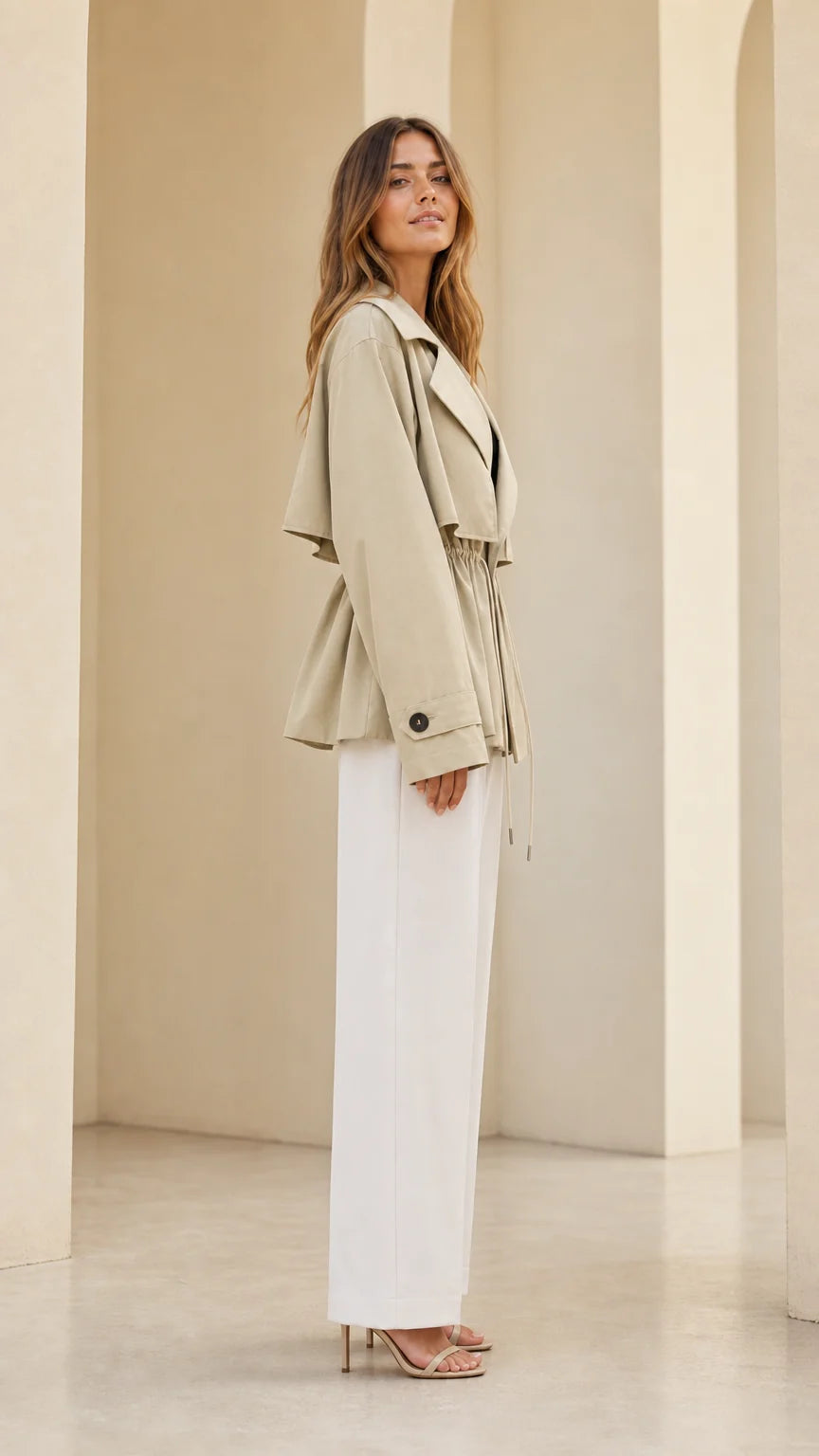 Chaqueta trench corta con cordón en la cintura