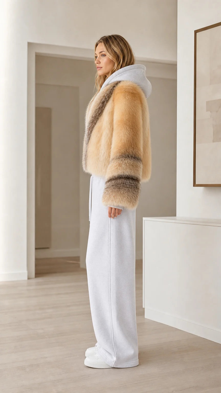 Chaqueta corta de pelo sintético con capucha