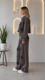 Conjunto vaquero con strass y pantalón de pierna ancha.