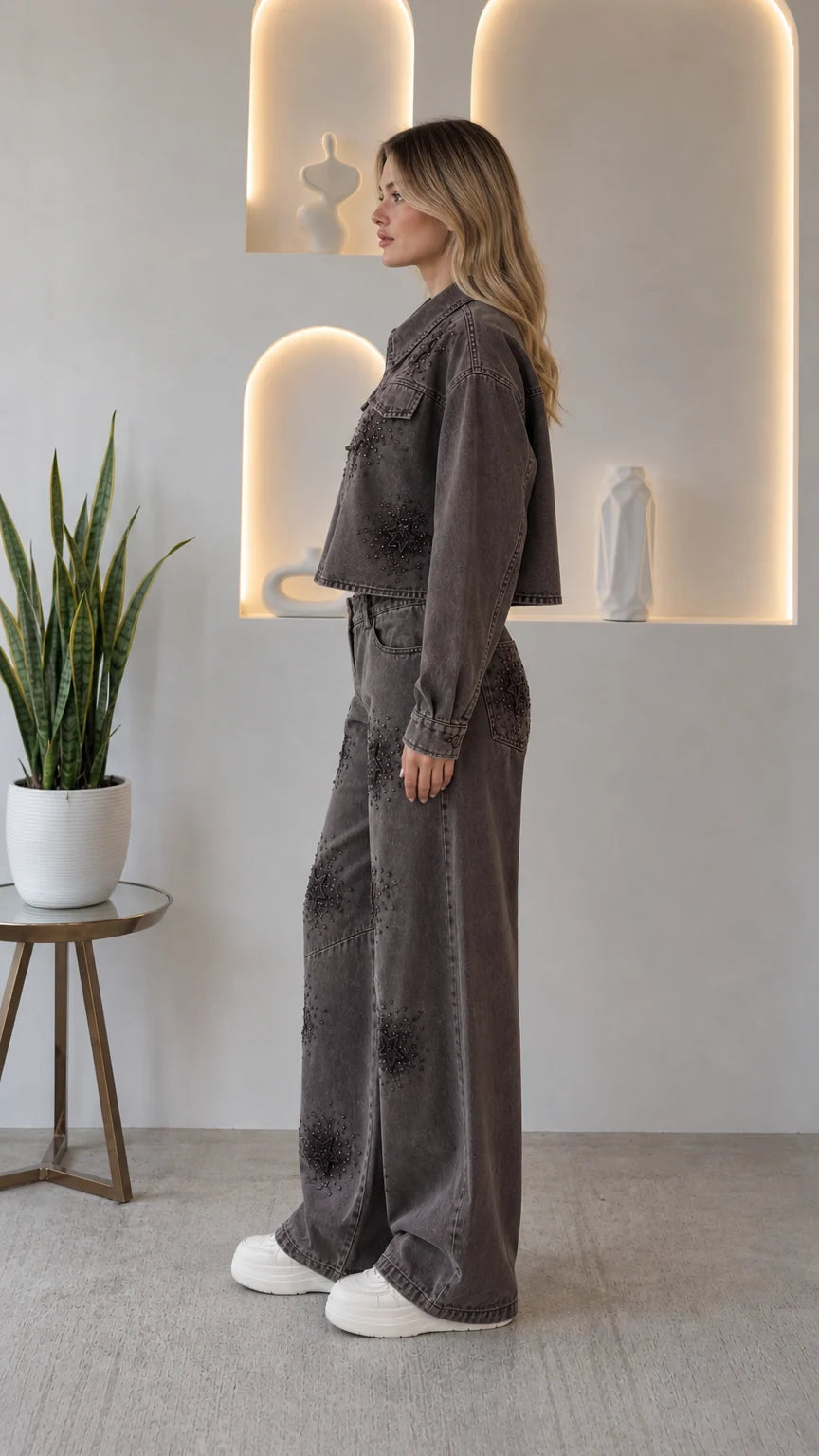 Conjunto vaquero con strass y pantalón de pierna ancha.