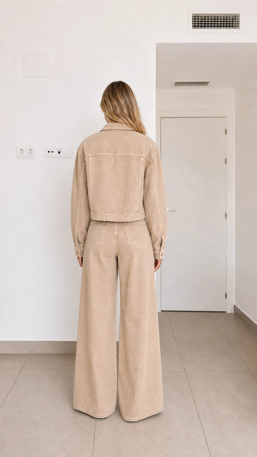 Conjunto vaquero desgastado con chaqueta corta y pantalón ancho