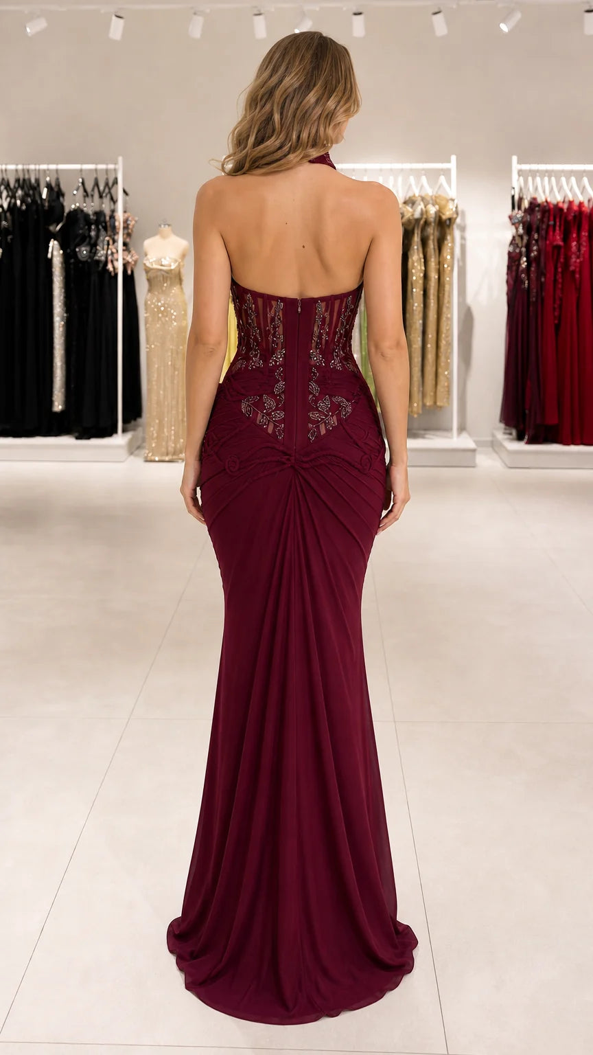 Vestido de noche sirena con cuello halter y pedrería