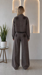 Conjunto vaquero con strass y pantalón de pierna ancha.