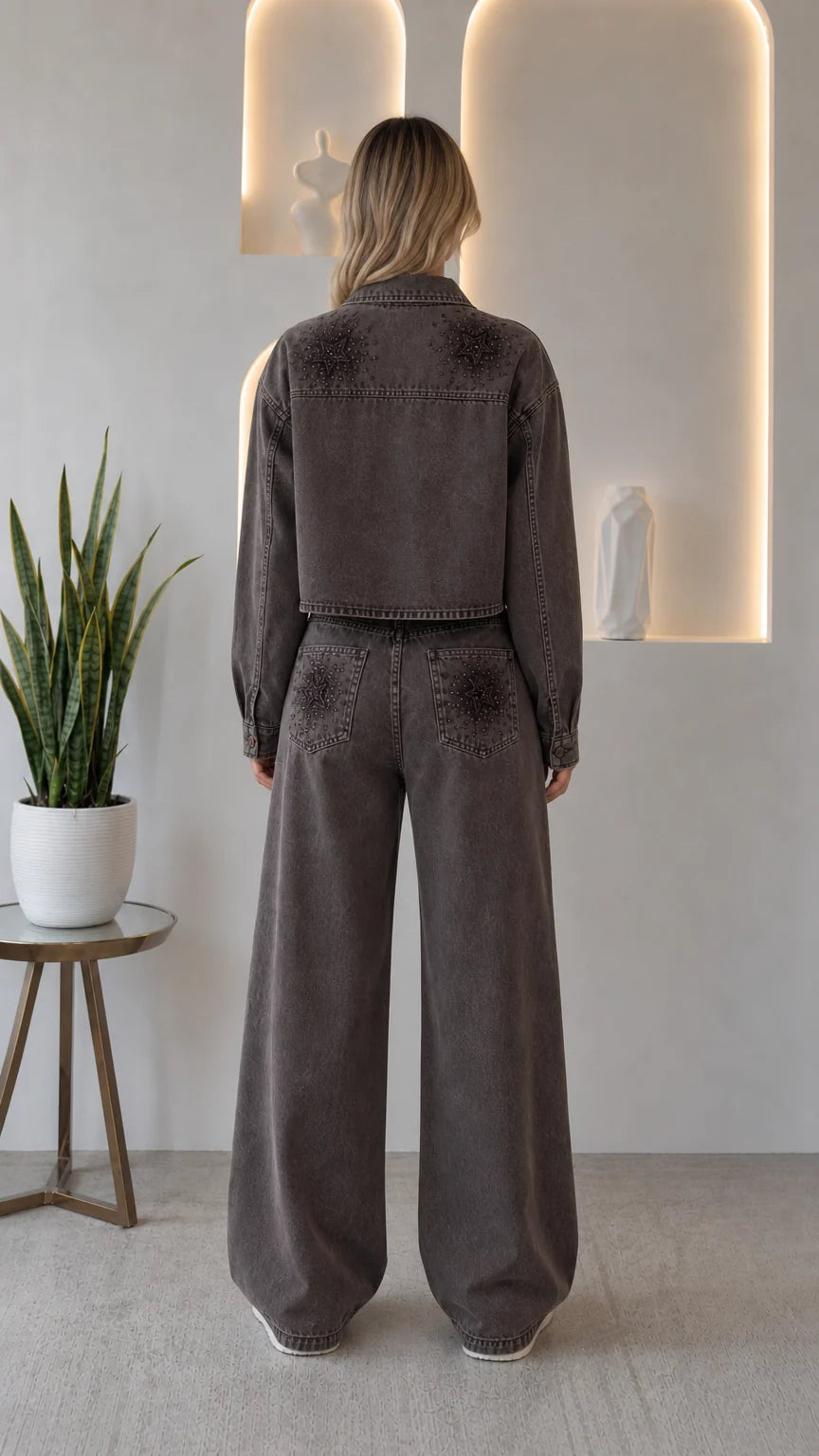 Conjunto vaquero con strass y pantalón de pierna ancha.
