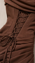 Vestido largo con la espalda atada con cordones