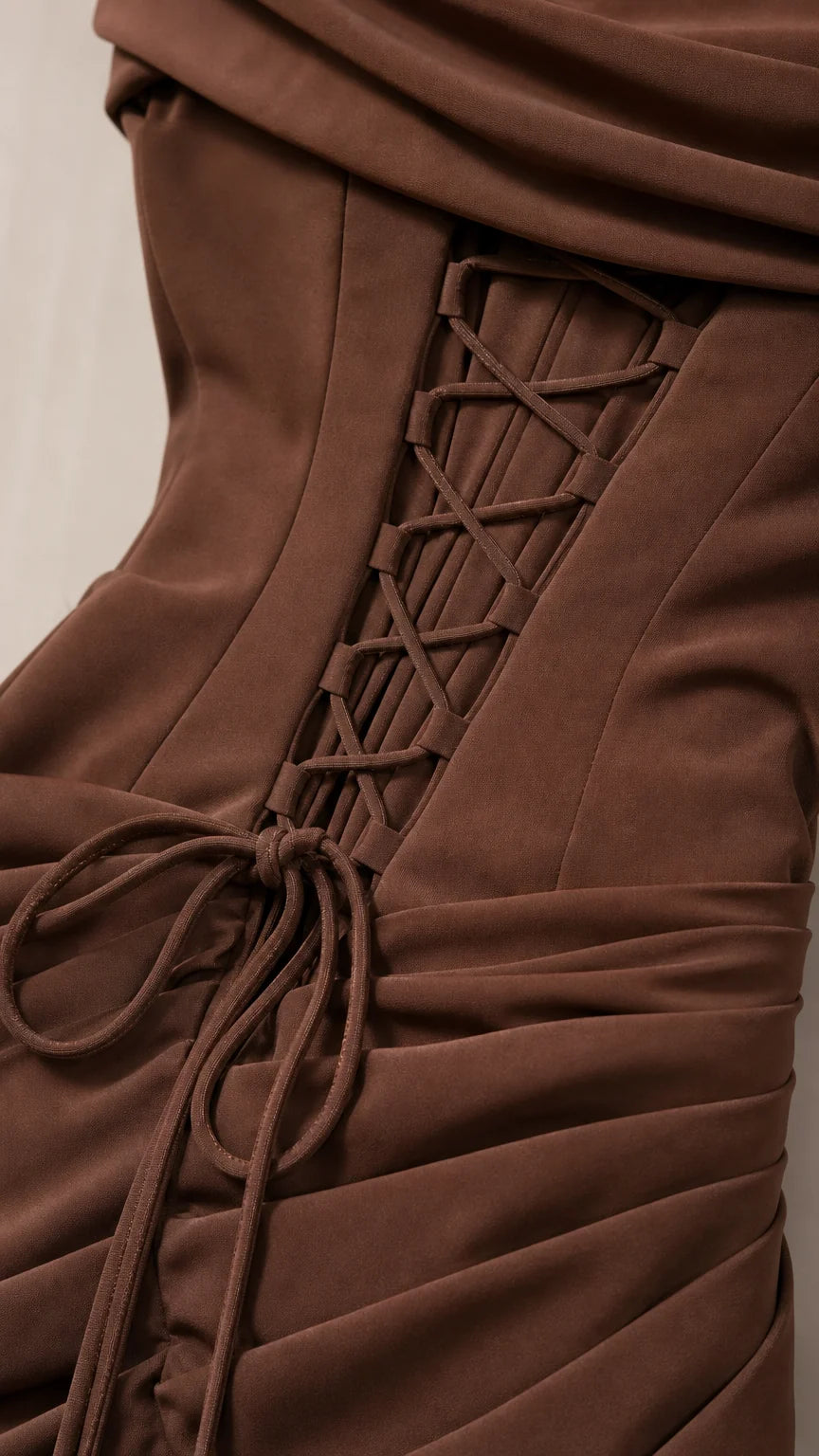 Vestido largo con la espalda atada con cordones