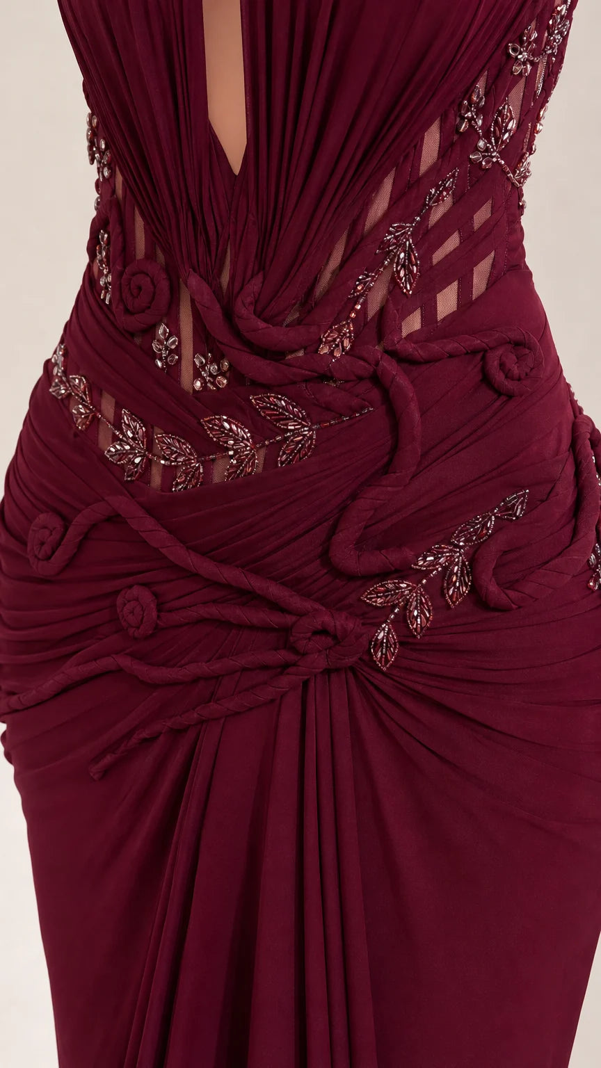 Vestido de noche sirena con cuello halter y pedrería