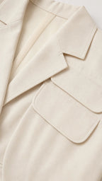Conjunto de blazer corto y pantalón de pierna ancha.