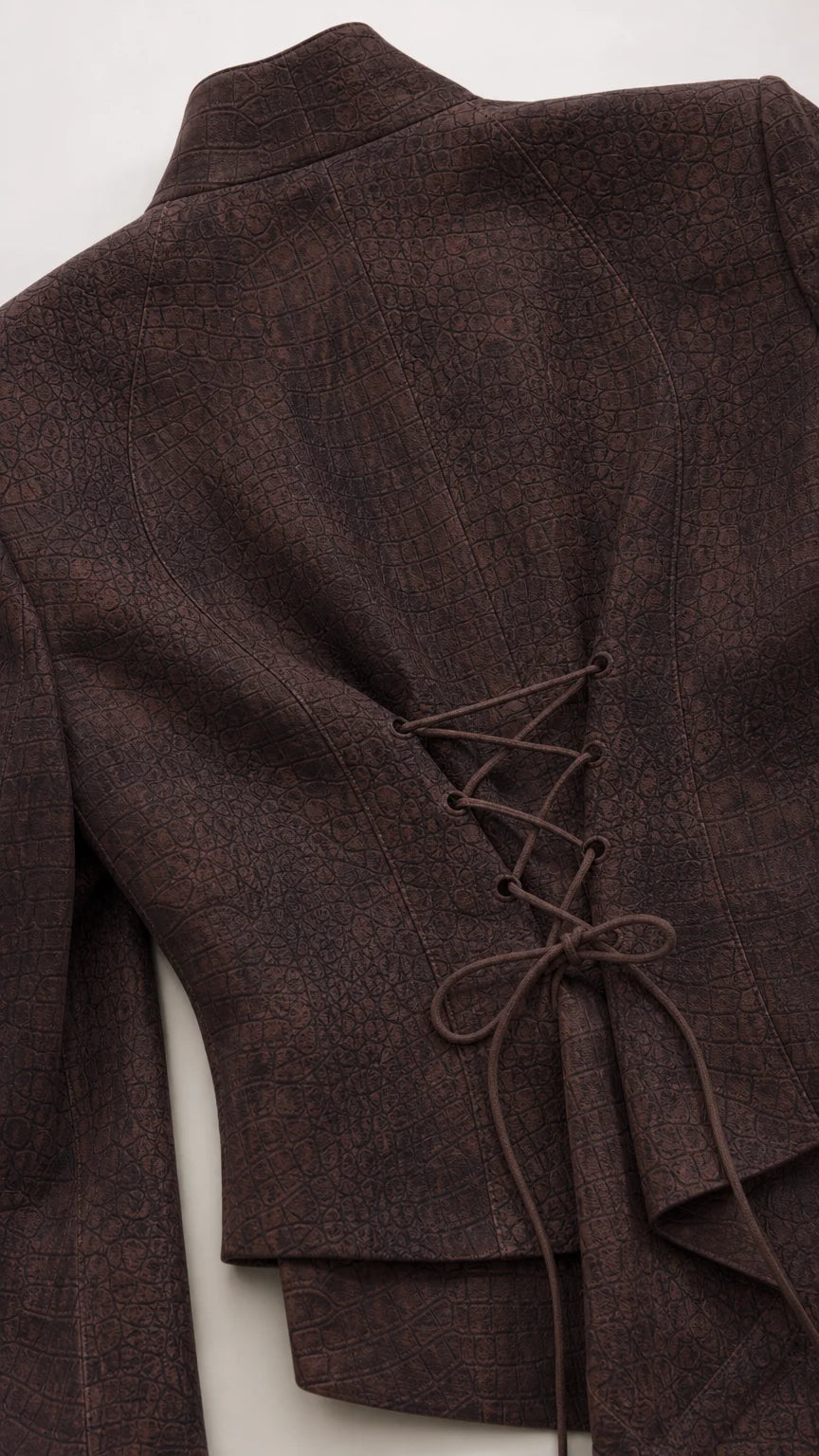 Conjunto de chaqueta con cordones y falda larga con abertura.