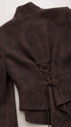 Conjunto de chaqueta con cordones y falda larga con abertura.