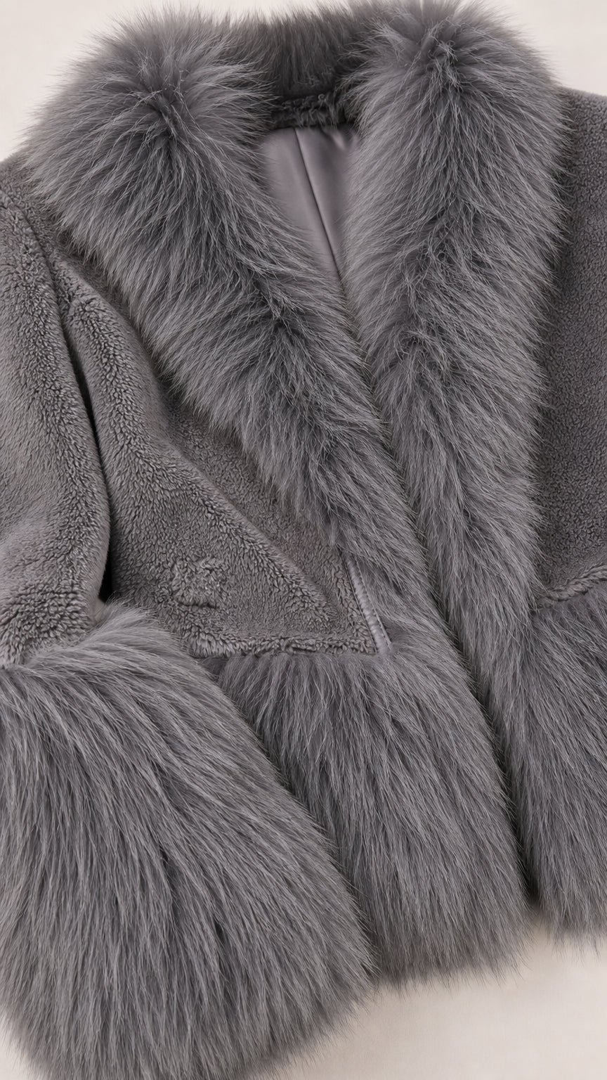 Chaqueta corta con cuello chal y pelo sintético.
