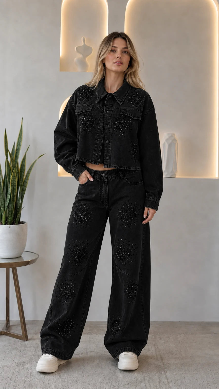 Conjunto vaquero con strass y pantalón de pierna ancha.