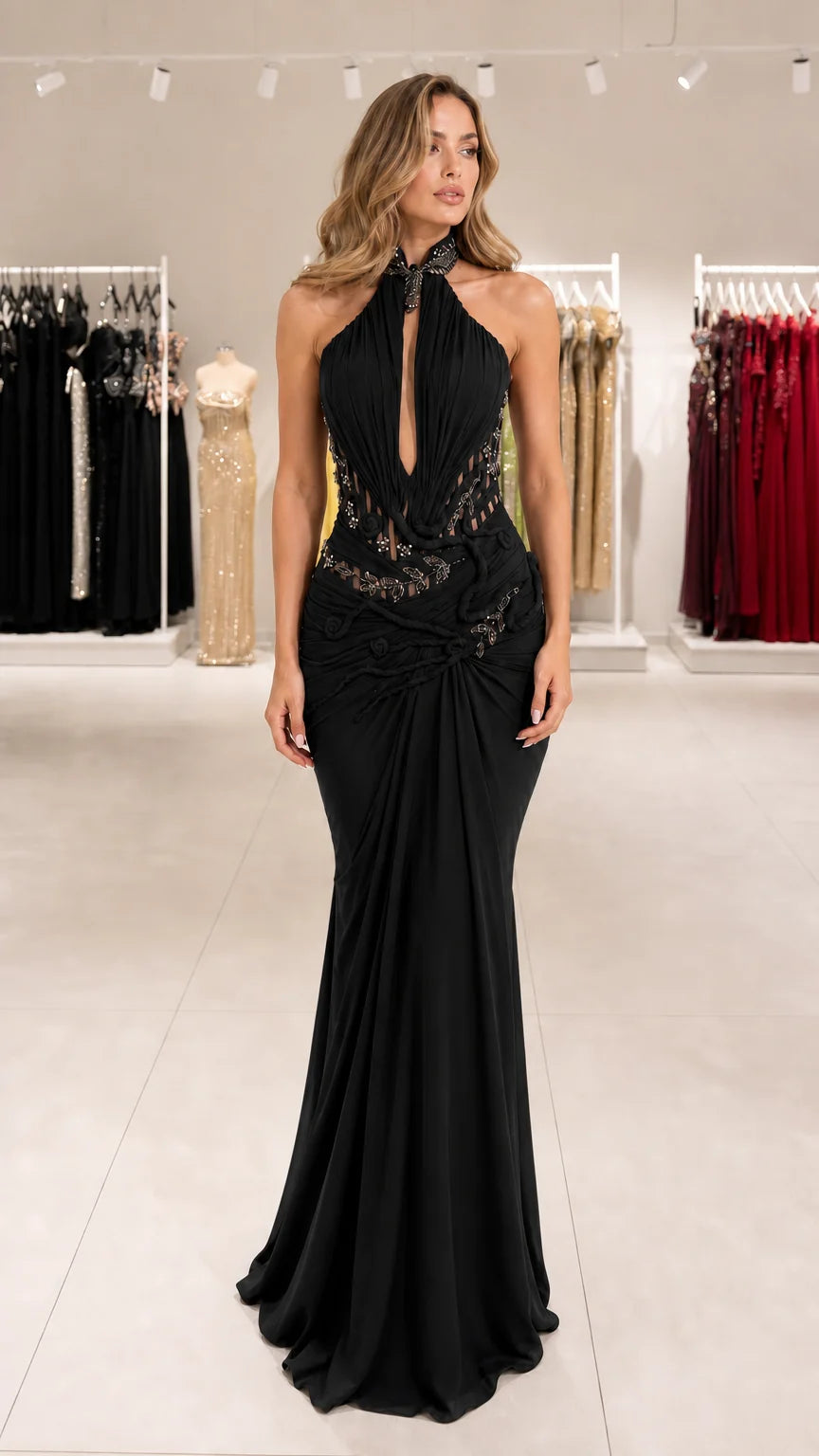 Vestido de noche sirena con cuello halter y pedrería