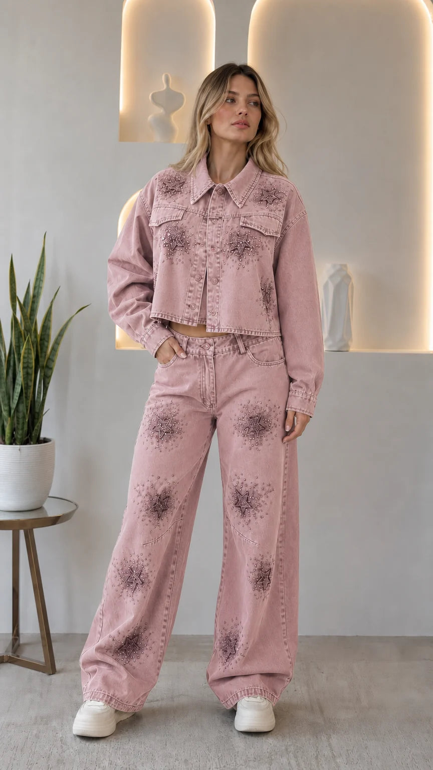 Conjunto vaquero con strass y pantalón de pierna ancha.
