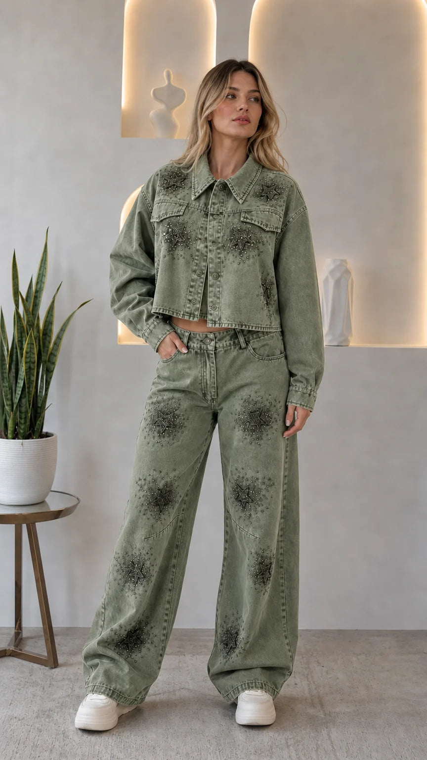 Conjunto vaquero con strass y pantalón de pierna ancha.