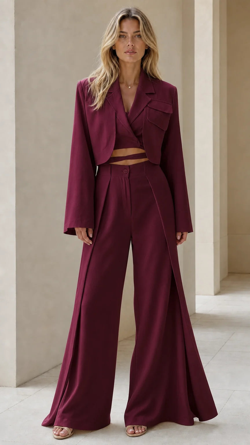 Conjunto de blazer corto y pantalón de pierna ancha.
