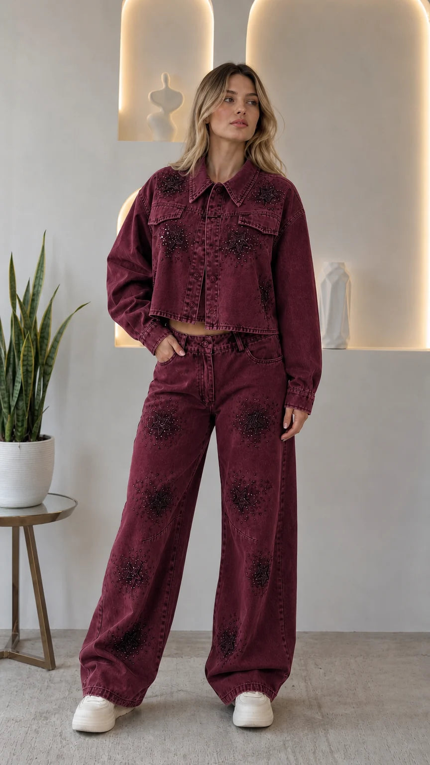 Conjunto vaquero con strass y pantalón de pierna ancha.