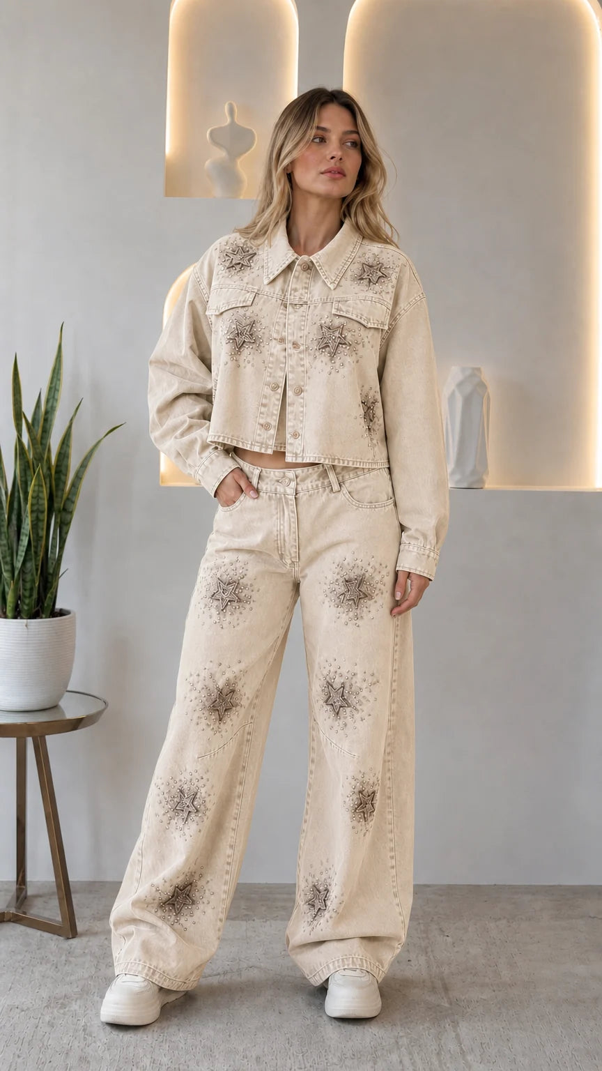 Conjunto vaquero con strass y pantalón de pierna ancha.