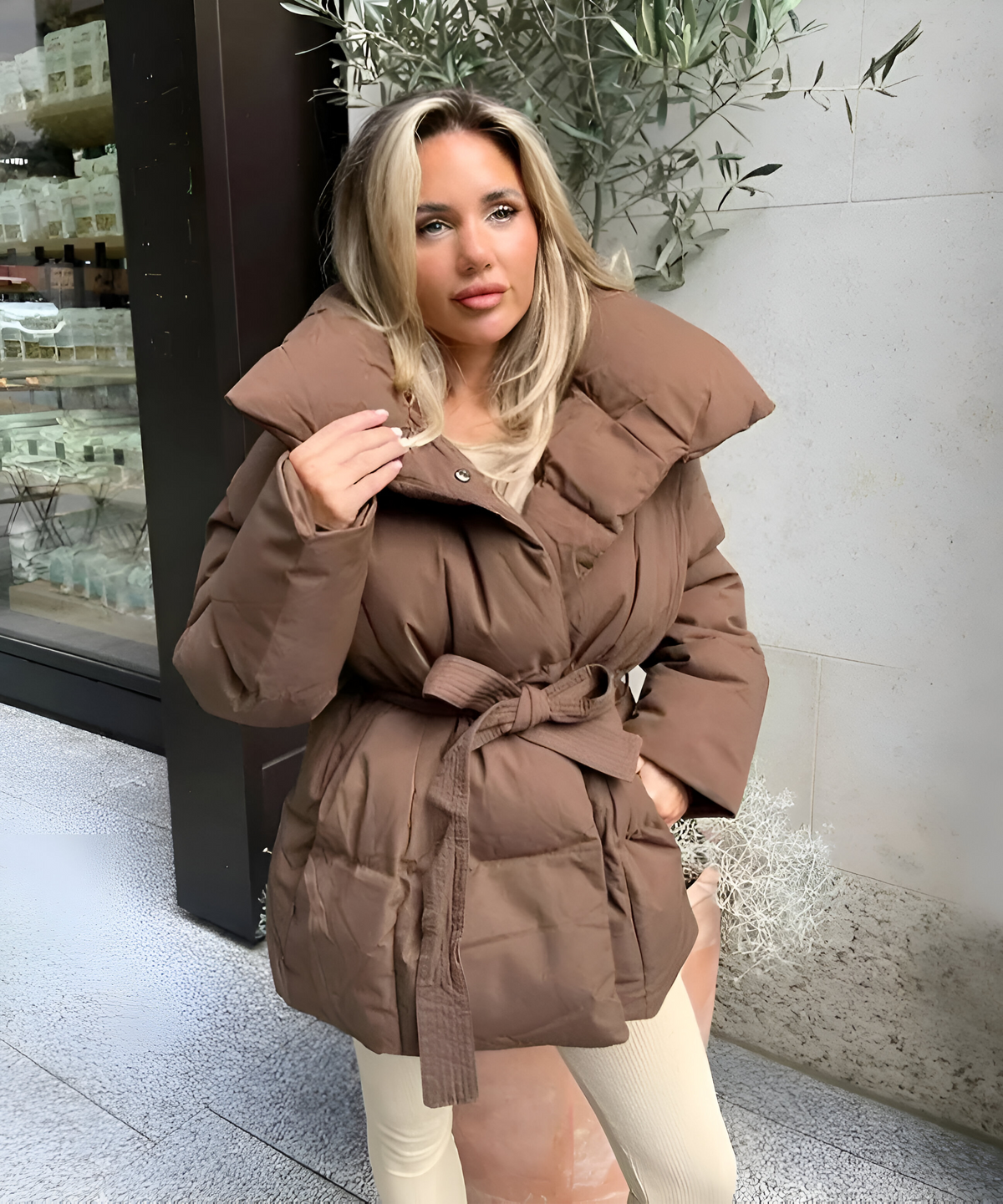 Chaqueta acolchada con cinturón: calidez elegante y silueta invernal
