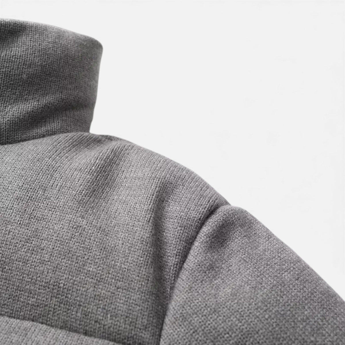 Chaqueta acolchada corta con cuello alto y cierre de cremallera