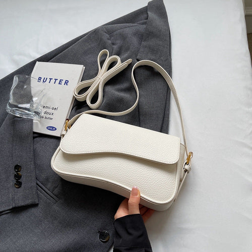 Bolso de hombro con solapa elegante.