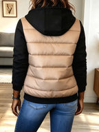 Abrigo casual con capucha y diseño patchwork