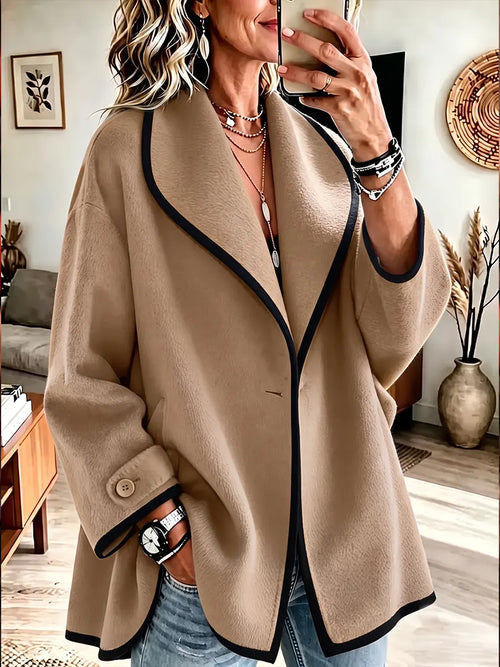 Abrigo elegante con ribetes en contraste