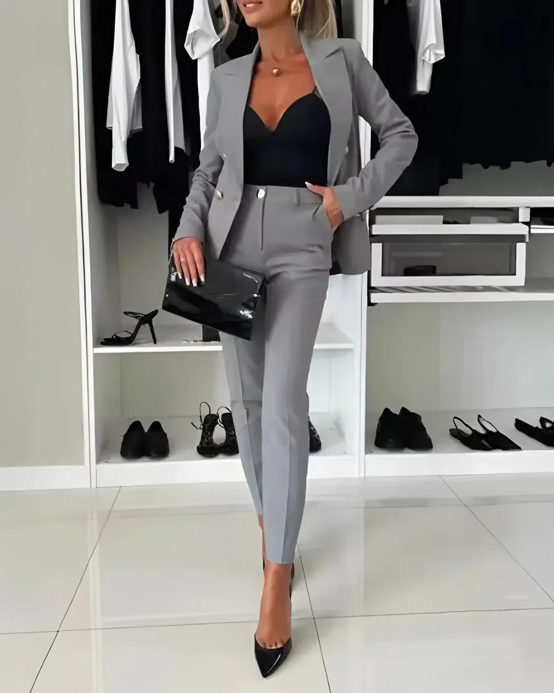 Conjunto elegante de chaqueta cruzada y pantalón