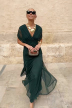 Vestido largo con escote Bardot y falda fluida.