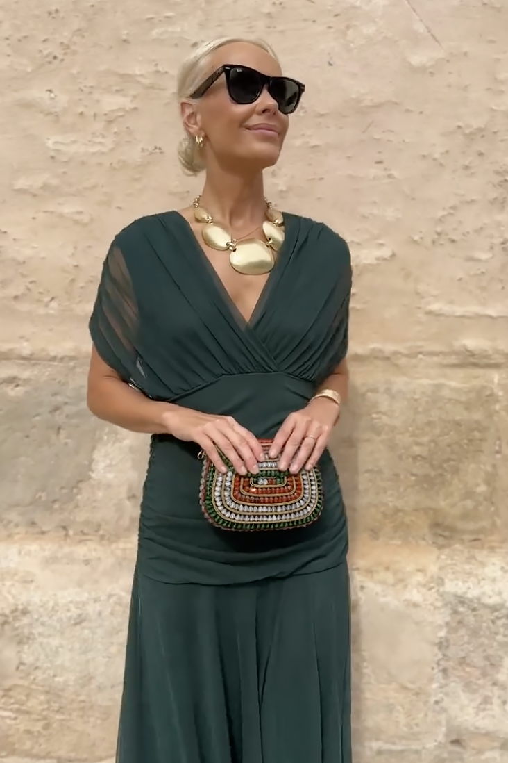 Vestido largo con escote Bardot y falda fluida.