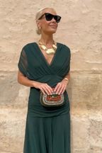 Vestido largo con escote Bardot y falda fluida.