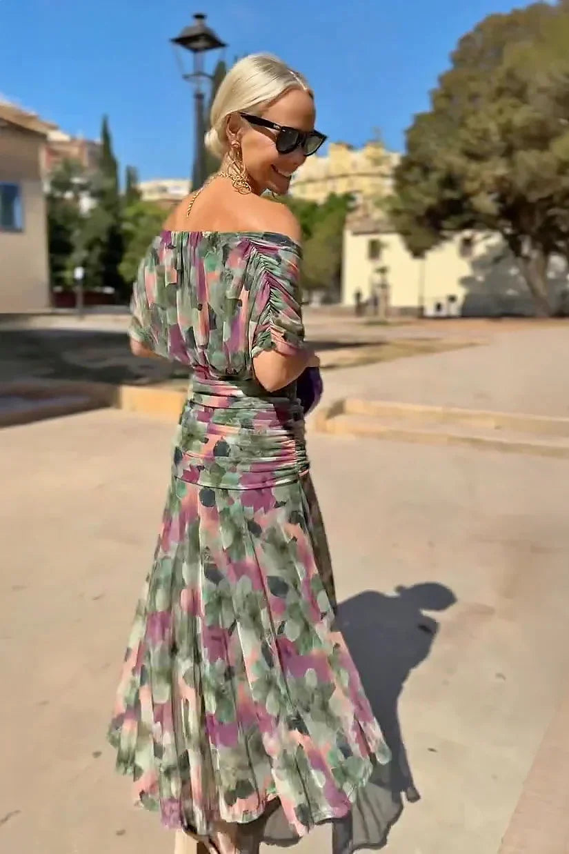 Vestido largo con escote Bardot y falda fluida.