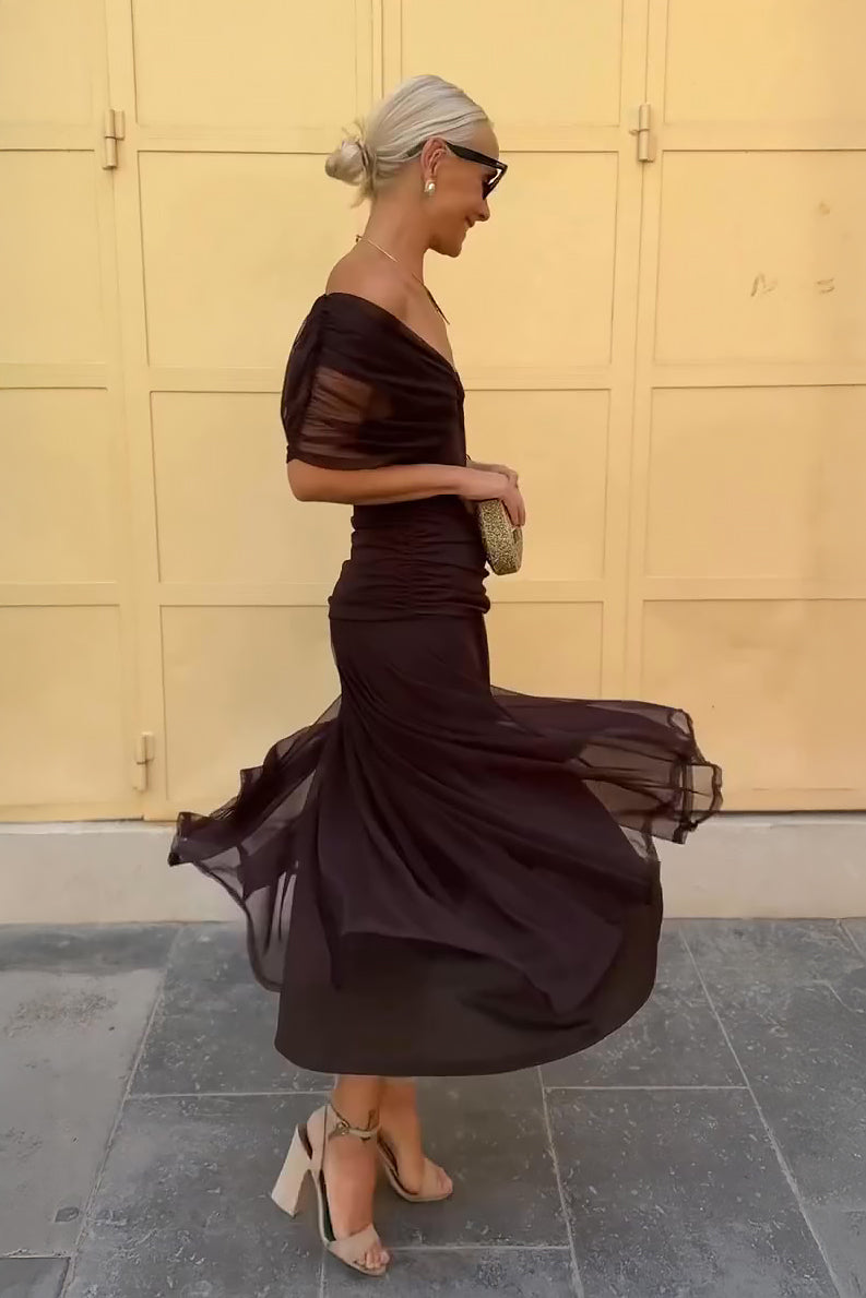 Vestido largo con escote Bardot y falda fluida.