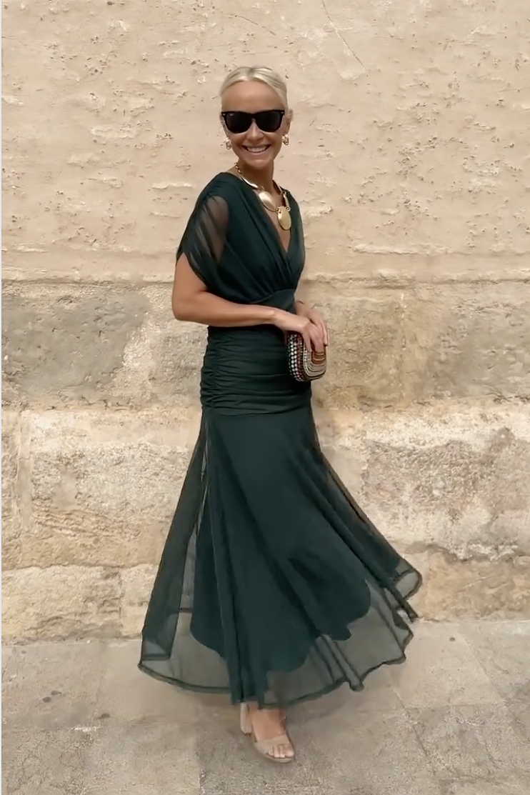 Vestido largo con escote Bardot y falda fluida.