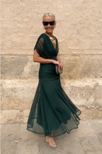 Vestido largo con escote Bardot y falda fluida.