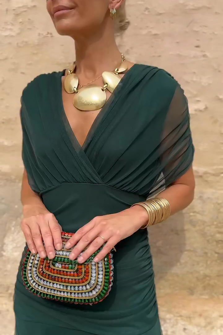 Vestido largo con escote Bardot y falda fluida.