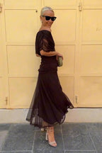 Vestido largo con escote Bardot y falda fluida.