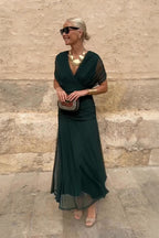 Vestido largo con escote Bardot y falda fluida.